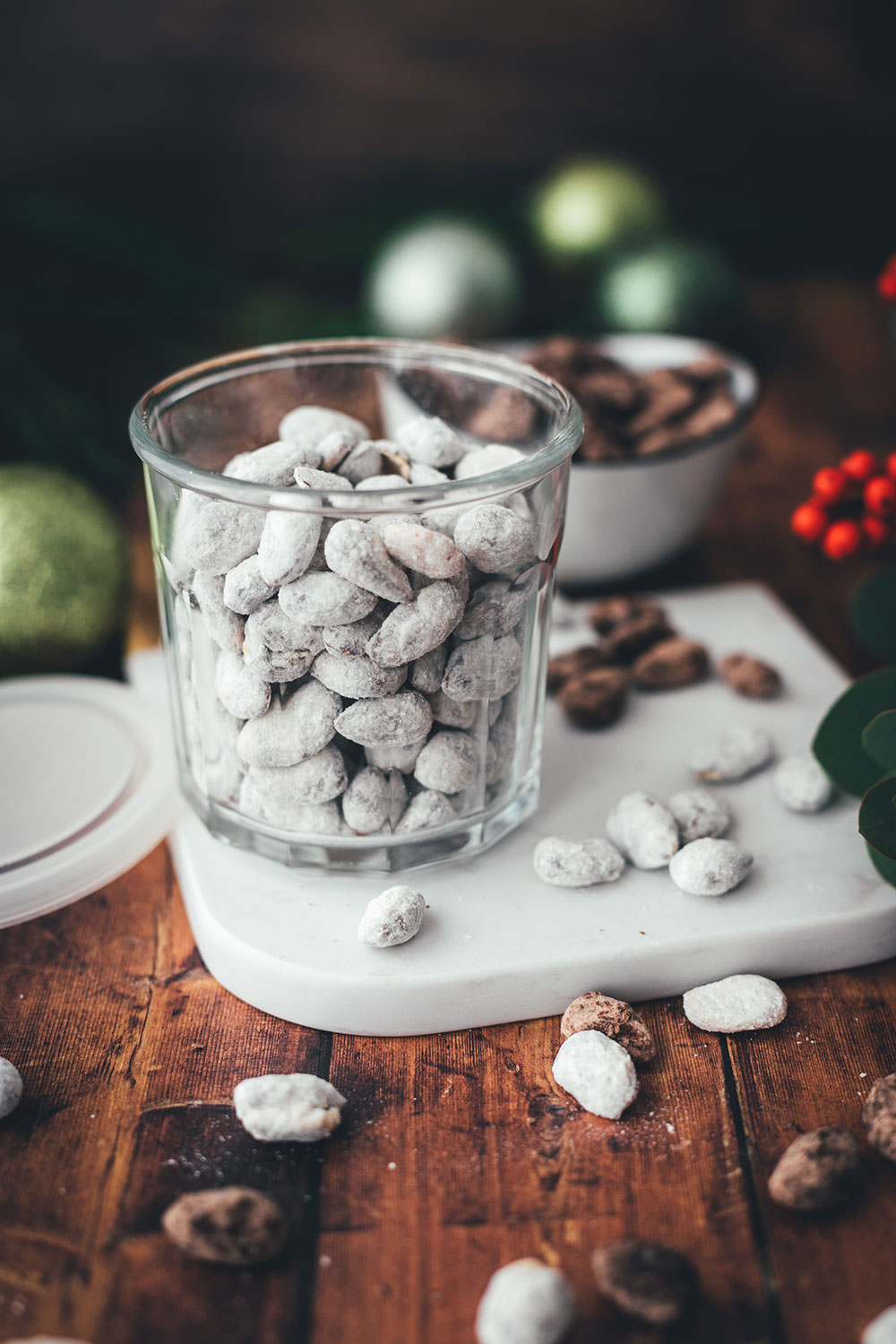 Schoko-Mandeln wie vom Weihnachtsmarkt! Hier habe ich zwei Rezepte für leckere Schoko-Gewürz-Mandeln: einmal in einer hellen Variante mit weißer Schokolade, Spekulatius-Gewürz und Puderzucker. Und dann noch in einer dunklen Variante mit Zartbitter-Schokolade, Lebkuchen-Gewürz und Kakao. Die Schoko-Mandeln sind blitzschnell zubereitet und so einfach selbst gemacht und eignen sich hervorragend als kulinarisches Geschenk aus der Küche. Perfekt für die Advents- und Weihnachtszeit und eine leckere Abwechslung auf dem Plätzchenteller zu Weihnachten! | moeyskitchen.com