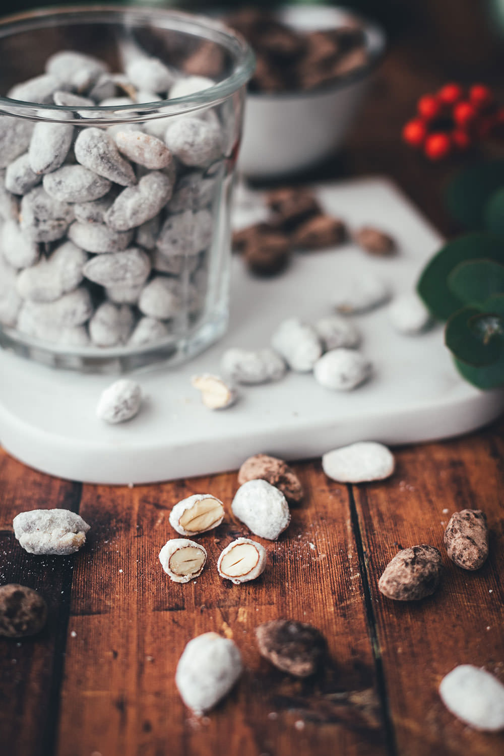 Schoko-Mandeln wie vom Weihnachtsmarkt! Hier habe ich zwei Rezepte für leckere Schoko-Gewürz-Mandeln: einmal in einer hellen Variante mit weißer Schokolade, Spekulatius-Gewürz und Puderzucker. Und dann noch in einer dunklen Variante mit Zartbitter-Schokolade, Lebkuchen-Gewürz und Kakao. Die Schoko-Mandeln sind blitzschnell zubereitet und so einfach selbst gemacht und eignen sich hervorragend als kulinarisches Geschenk aus der Küche. Perfekt für die Advents- und Weihnachtszeit und eine leckere Abwechslung auf dem Plätzchenteller zu Weihnachten! | moeyskitchen.com