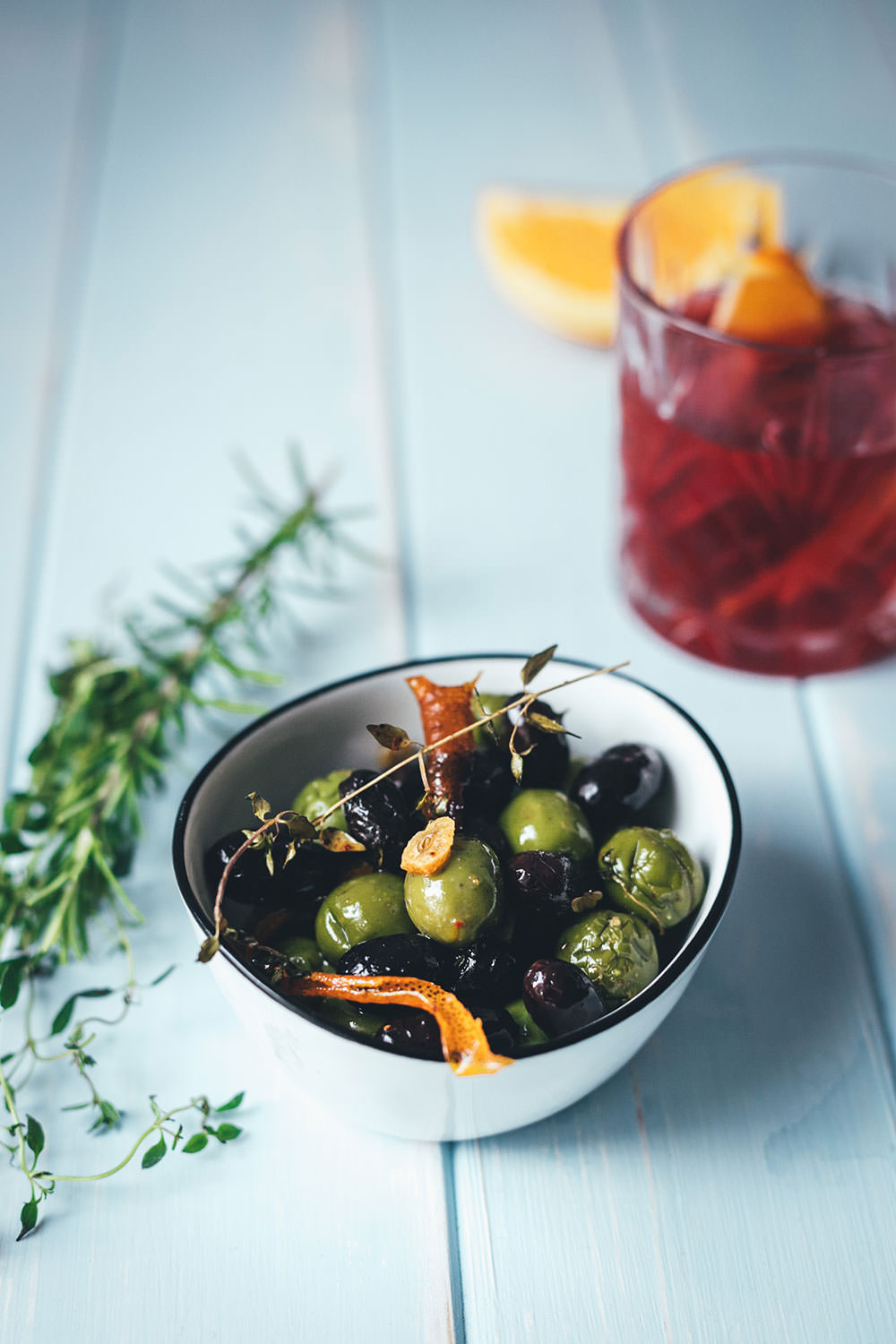 Warme Oliven mit Negroni