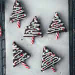 Rezept für Weihnachtsbaum-Brownies – das sind einfache Brownies in Tannenbaum-Form, die mit Zuckerstangen, Zuckerguss und bunten Perlen verziert werden. Ein Spaß für die ganze Familie und das perfekte Gebäck für die Advents- und Weihnachtszeit!