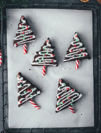 Rezept für Weihnachtsbaum-Brownies – das sind einfache Brownies in Tannenbaum-Form, die mit Zuckerstangen, Zuckerguss und bunten Perlen verziert werden. Ein Spaß für die ganze Familie und das perfekte Gebäck für die Advents- und Weihnachtszeit!