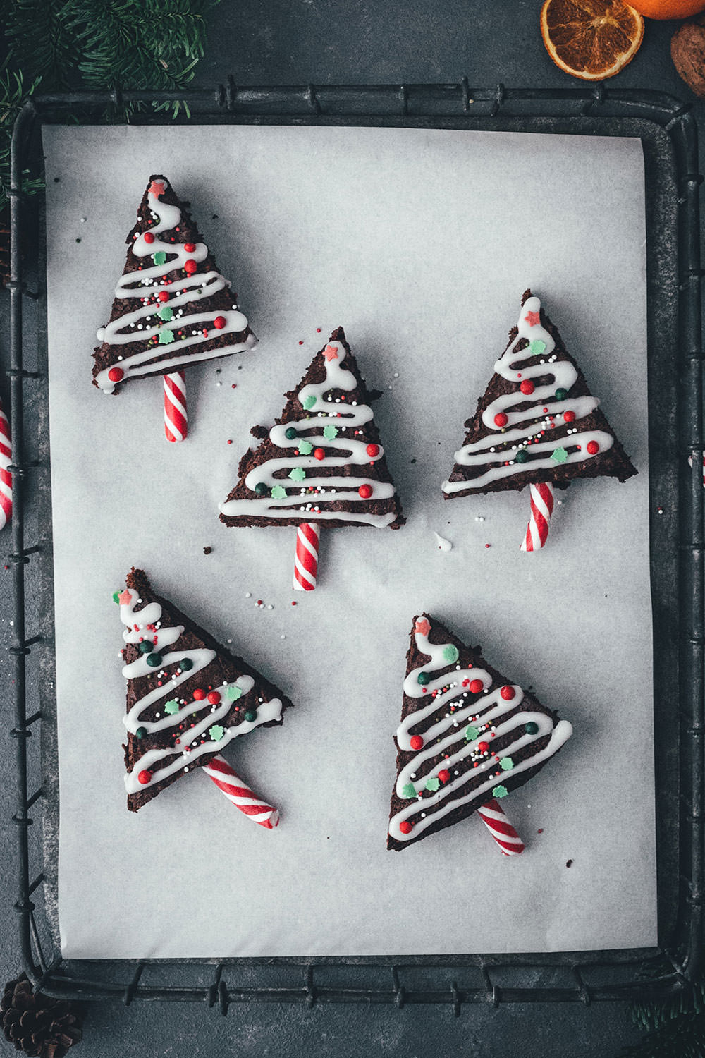 Rezept für Weihnachtsbaum-Brownies – das sind einfache Brownies in Tannenbaum-Form, die mit Zuckerstangen, Zuckerguss und bunten Perlen verziert werden. Ein Spaß für die ganze Familie und das perfekte Gebäck für die Advents- und Weihnachtszeit!
