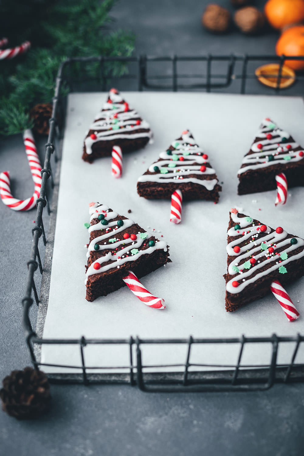 Rezept für Weihnachtsbaum-Brownies – das sind einfache Brownies in Tannenbaum-Form, die mit Zuckerstangen, Zuckerguss und bunten Perlen verziert werden. Ein Spaß für die ganze Familie und das perfekte Gebäck für die Advents- und Weihnachtszeit!