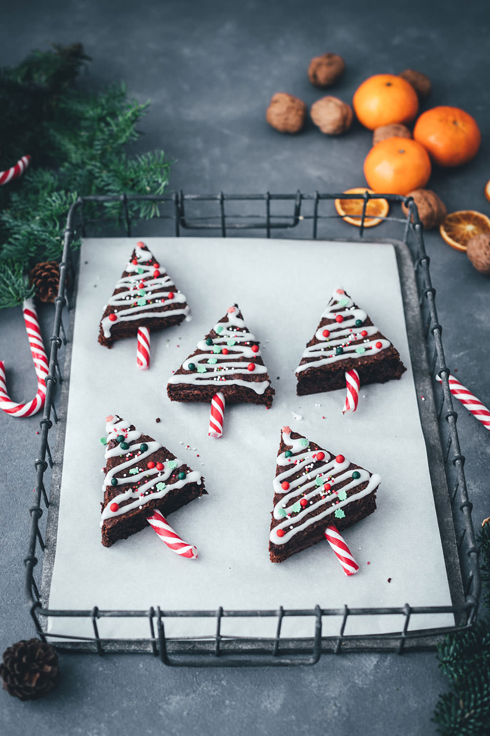 Rezept für Weihnachtsbaum-Brownies – das sind einfache Brownies in Tannenbaum-Form, die mit Zuckerstangen, Zuckerguss und bunten Perlen verziert werden. Ein Spaß für die ganze Familie und das perfekte Gebäck für die Advents- und Weihnachtszeit!