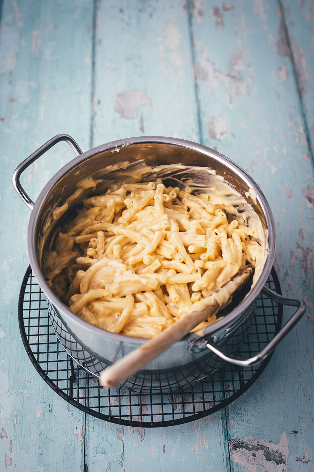Mac and Cheese als schneller Nudelauflauf für die ganze Familie! Mein Rezept benötigt nur 5 Zutaten und steht in unter 30 Minuten auf dem Tisch. Gerade für Home Office, Homeschooling und die schnelle Feierabendküche perfekt geeignet. Man braucht keine speziellen Zutaten und kein besonderes Zubehör. Schon hat man den Pasta-Klassiker aus den USA als lecker mit Käse überbackenen Auflauf fix auf dem Tisch stehen! | moeyskitchen.com