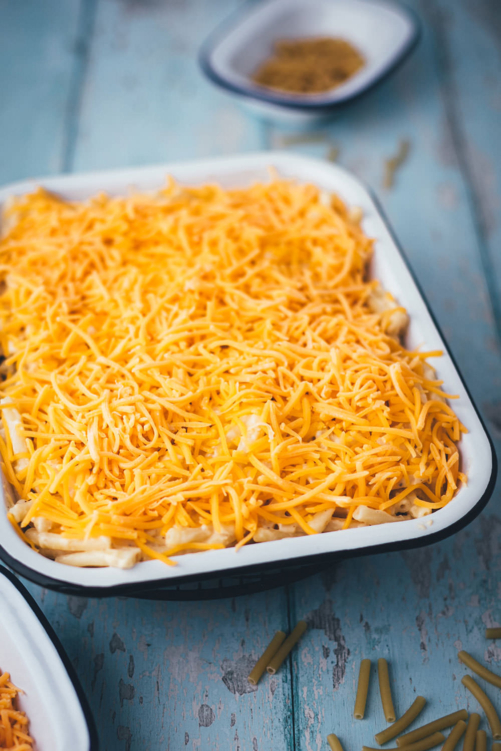 Mac and Cheese als schneller Nudelauflauf für die ganze Familie! Mein Rezept benötigt nur 5 Zutaten und steht in unter 30 Minuten auf dem Tisch. Gerade für Home Office, Homeschooling und die schnelle Feierabendküche perfekt geeignet. Man braucht keine speziellen Zutaten und kein besonderes Zubehör. Schon hat man den Pasta-Klassiker aus den USA als lecker mit Käse überbackenen Auflauf fix auf dem Tisch stehen! | moeyskitchen.com