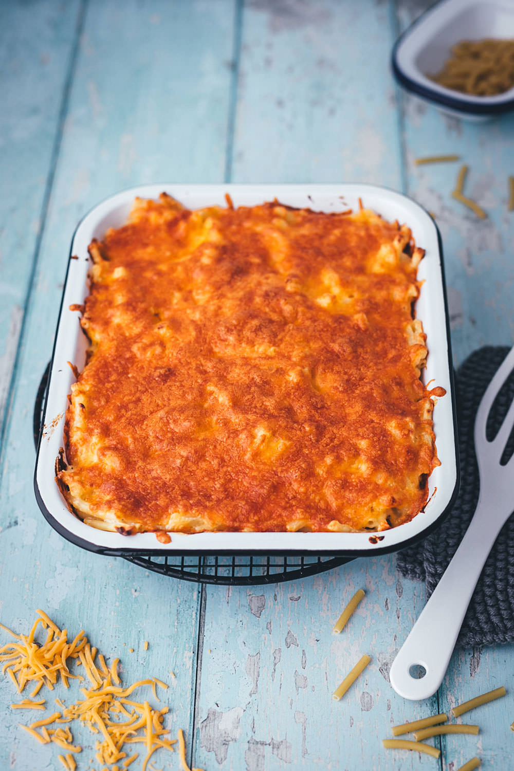 Mac and Cheese als schneller Nudelauflauf für die ganze Familie! Mein Rezept benötigt nur 5 Zutaten und steht in unter 30 Minuten auf dem Tisch. Gerade für Home Office, Homeschooling und die schnelle Feierabendküche perfekt geeignet. Man braucht keine speziellen Zutaten und kein besonderes Zubehör. Schon hat man den Pasta-Klassiker aus den USA als lecker mit Käse überbackenen Auflauf fix auf dem Tisch stehen! | moeyskitchen.com