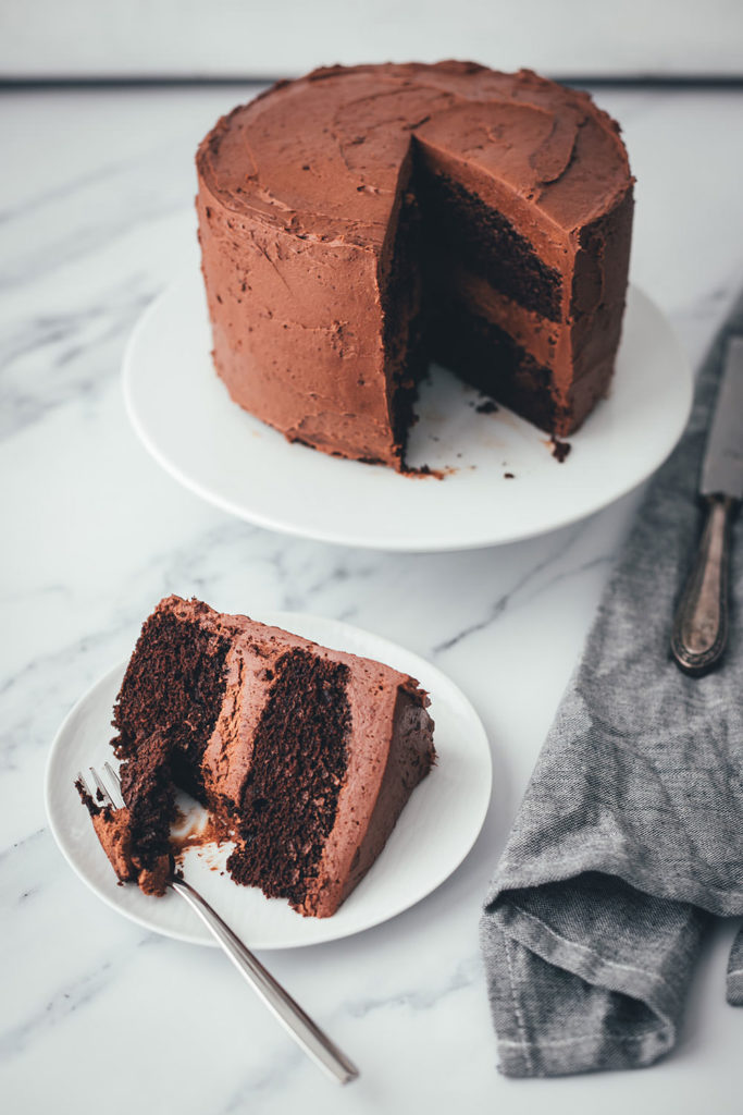 Ein Schokokuchen zum 10. Blog-Geburtstag! Der beste Schokokuchen als leckere Geburtstagstorte. Super einfacher Rührteig, für den man nur eine Schüssel und einen Schneebesen braucht, und ein fantastisches Schokoladen-Frosting ergeben den perfekten Geburtstagskuchen. Der Kuchen ist blitzschnell angerührt und gebacken, das Frosting ist absolut gelingsicher und der Kuchen macht richtig was her. Hier gibt es das ganze Rezept und außerdem die Geschichte meines Foodblogs. | moeyskitchen.com