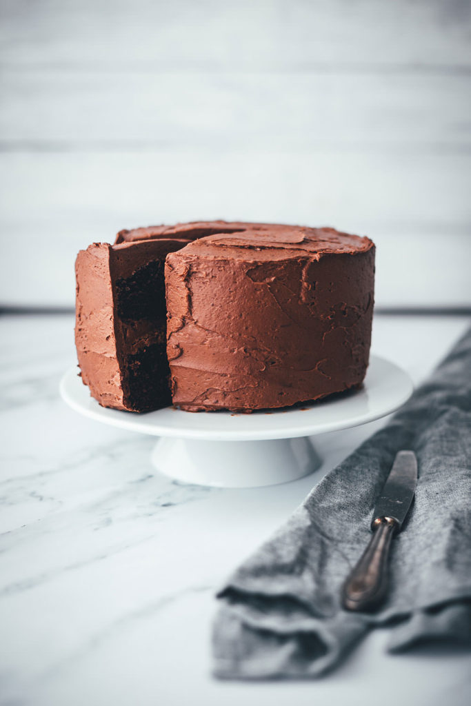 Ein Schokokuchen zum 10. Blog-Geburtstag! Der beste Schokokuchen als leckere Geburtstagstorte. Super einfacher Rührteig, für den man nur eine Schüssel und einen Schneebesen braucht, und ein fantastisches Schokoladen-Frosting ergeben den perfekten Geburtstagskuchen. Der Kuchen ist blitzschnell angerührt und gebacken, das Frosting ist absolut gelingsicher und der Kuchen macht richtig was her. Hier gibt es das ganze Rezept und außerdem die Geschichte meines Foodblogs. | moeyskitchen.com