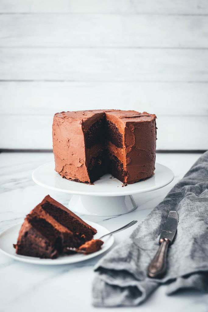 Ein Schokokuchen zum 10. Blog-Geburtstag! Der beste Schokokuchen als leckere Geburtstagstorte. Super einfacher Rührteig, für den man nur eine Schüssel und einen Schneebesen braucht, und ein fantastisches Schokoladen-Frosting ergeben den perfekten Geburtstagskuchen. Der Kuchen ist blitzschnell angerührt und gebacken, das Frosting ist absolut gelingsicher und der Kuchen macht richtig was her. Hier gibt es das ganze Rezept und außerdem die Geschichte meines Foodblogs. | moeyskitchen.com