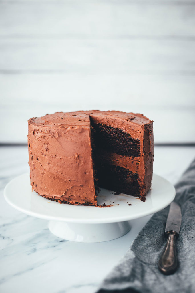 Ein Schokokuchen zum 10. Blog-Geburtstag! Der beste Schokokuchen als leckere Geburtstagstorte. Super einfacher Rührteig, für den man nur eine Schüssel und einen Schneebesen braucht, und ein fantastisches Schokoladen-Frosting ergeben den perfekten Geburtstagskuchen. Der Kuchen ist blitzschnell angerührt und gebacken, das Frosting ist absolut gelingsicher und der Kuchen macht richtig was her. Hier gibt es das ganze Rezept und außerdem die Geschichte meines Foodblogs. | moeyskitchen.com