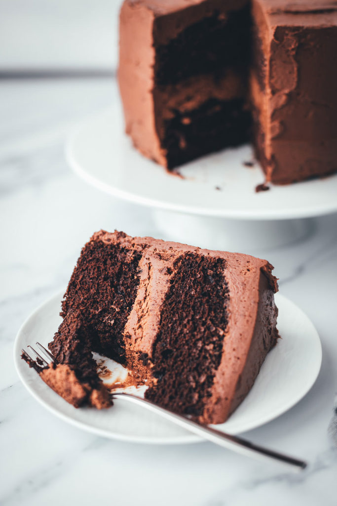 Ein Schokokuchen zum 10. Blog-Geburtstag! Der beste Schokokuchen als leckere Geburtstagstorte. Super einfacher Rührteig, für den man nur eine Schüssel und einen Schneebesen braucht, und ein fantastisches Schokoladen-Frosting ergeben den perfekten Geburtstagskuchen. Der Kuchen ist blitzschnell angerührt und gebacken, das Frosting ist absolut gelingsicher und der Kuchen macht richtig was her. Hier gibt es das ganze Rezept und außerdem die Geschichte meines Foodblogs. | moeyskitchen.com
