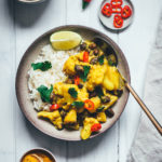 Rezept für ein würziges Blumenkohl-Kartoffel-Curry mit Ackerbohnen. Heimischer Gemüseeintopf, der an indisches Aloo Gobi bzw. Aloo Gobhi erinnert. Ackerbohnen als regionale Körnerleguminosen sind eine tolle Proteinquelle und außerdem ballaststoffreich. Und eine tolle heimische Alternative zu Kichererbsen und anderen Hülsenfrüchten. Perfekt für vegetarische und gesunde Gerichte. Madras Curry, Ingwer und Knoblauch sorgen für Würze, Chili außerdem für etwas Schärfe. Hier gibt es das einfache und unkomplizierte Rezept zum Nachkochen! | moeyskitchen.com