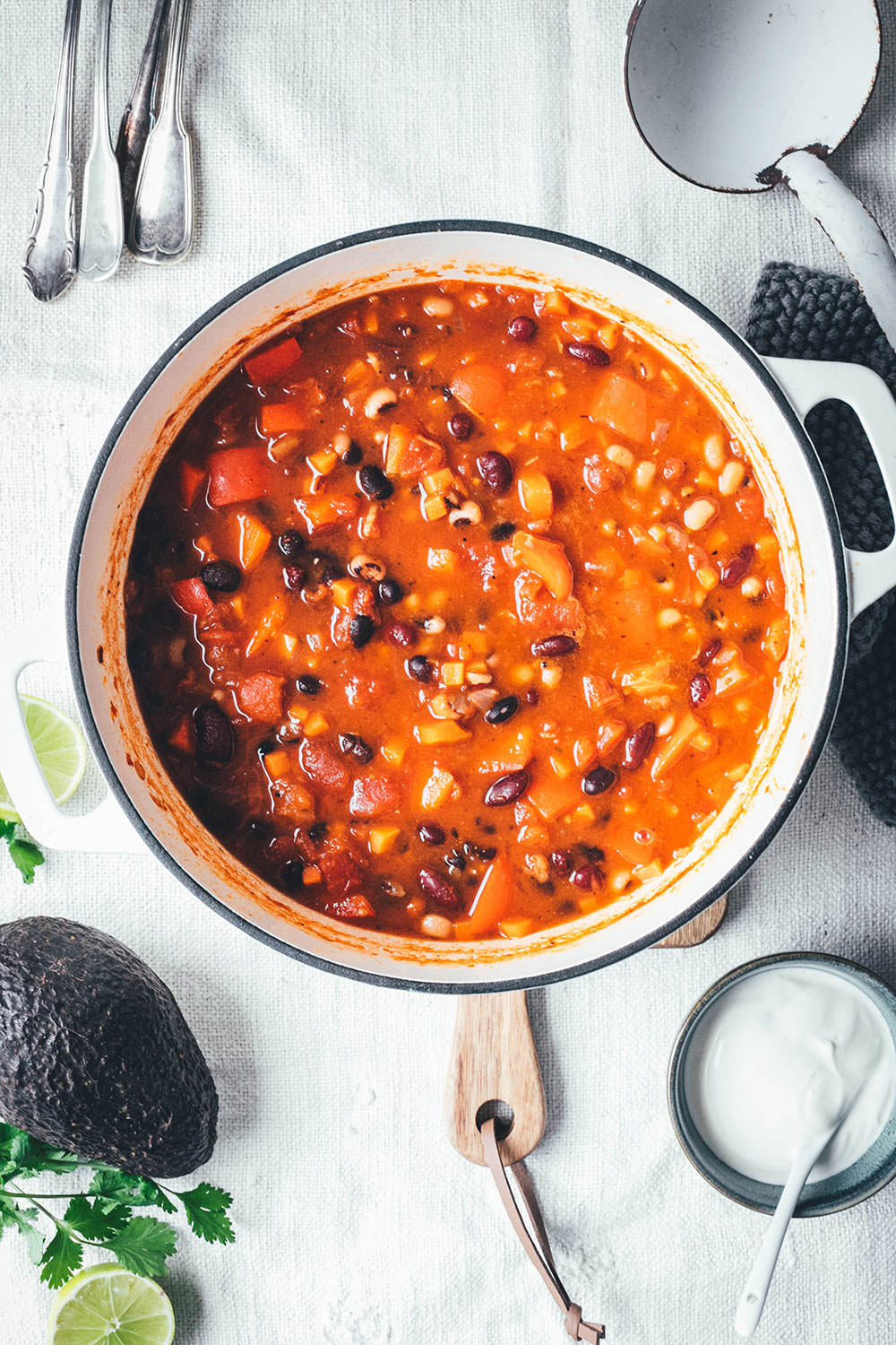 Rezept für super leckeres vegetarisches Chili sin carne! Mein würziger Eintopf kommt ganz ohne Fleisch und ohne Fleischersatzprodukte aus. Stattdessen landen gleich drei Sorten Bohnen im Bohnen-Chili. Zwiebel, Knoblauch, Paprika und Möhren sorgen für Substanz, geräuchertes Paprikapulver, Chiliflocken und Kreuzkümmel geben die richtige Schärfe und Würze. Das Chili sin carne steht dem Chili con carne so in nichts nach! Es ist schnell angerührt und unkompliziert gekocht und eignet sich so für die schnelle Feierabendküche! | moeyskitchen.com