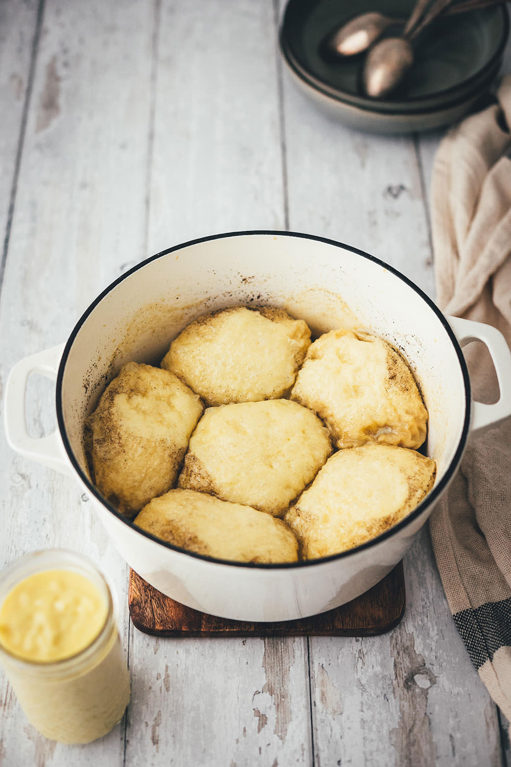 Süße Dampfnudeln mit frischer Vanillesauce sind ein echtes Highlight unter den süßen Hauptgerichten. Für mich sind sie Kindheitserinnerung und Soulfood pur. Die süßen Hefeklöße werden in Milch und Zucker gedämpft und karamellisiert und anschließend mit einer sahnigen Vanillesauce serviert. So simpel und so gut. Hier gibt es das unkomplizierte Rezept zum Nachkochen! | moeyskitchen.com