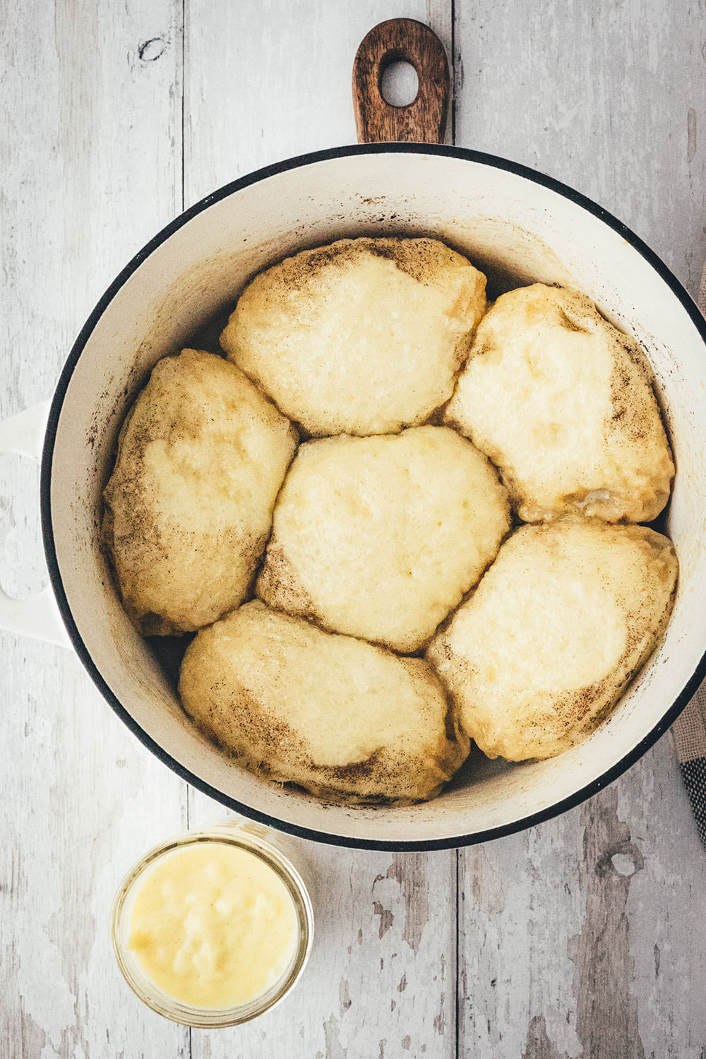 Süße Dampfnudeln mit frischer Vanillesauce sind ein echtes Highlight unter den süßen Hauptgerichten. Für mich sind sie Kindheitserinnerung und Soulfood pur. Die süßen Hefeklöße werden in Milch und Zucker gedämpft und karamellisiert und anschließend mit einer sahnigen Vanillesauce serviert. So simpel und so gut. Hier gibt es das unkomplizierte Rezept zum Nachkochen! | moeyskitchen.com