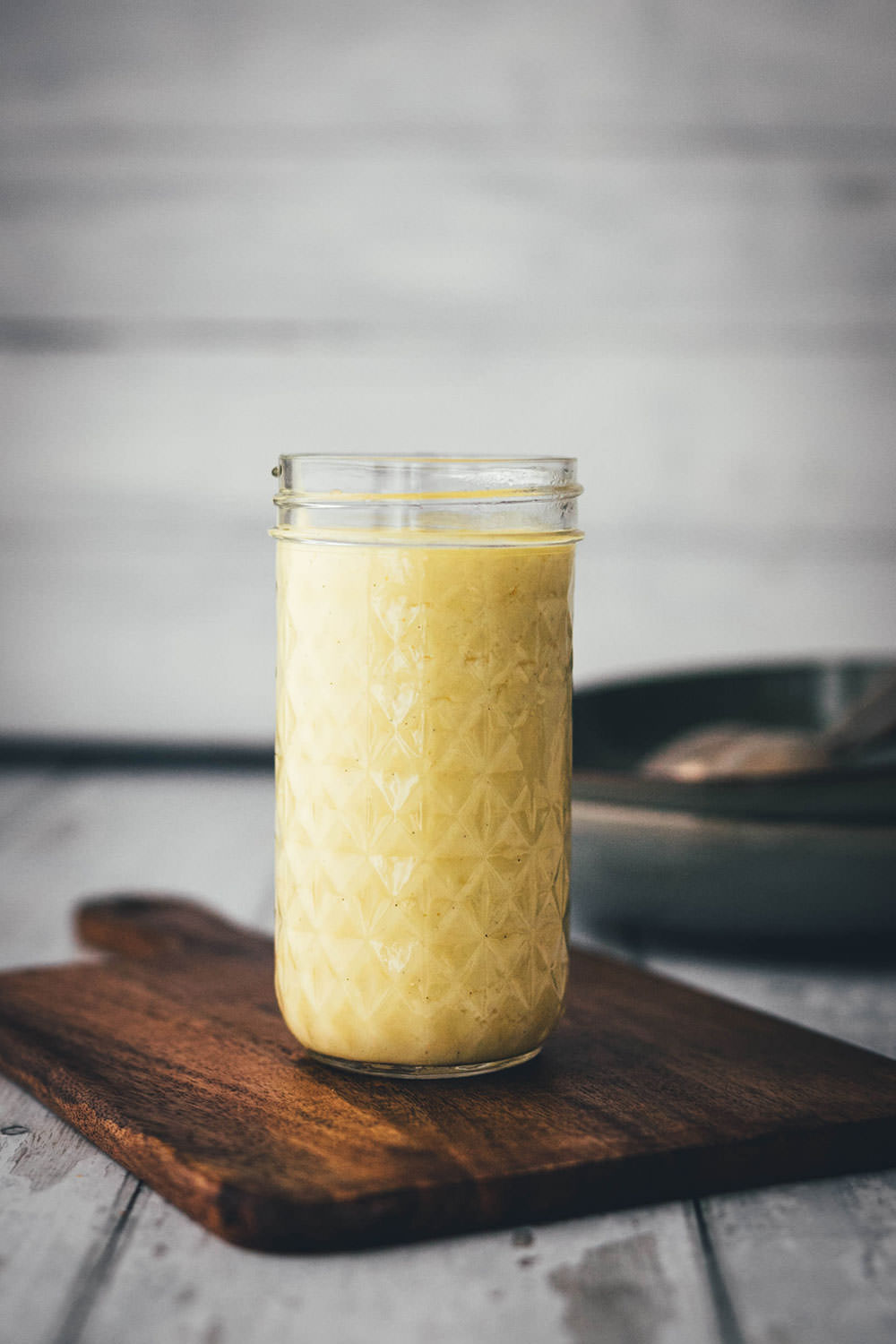 Süße Dampfnudeln mit frischer Vanillesauce sind ein echtes Highlight unter den süßen Hauptgerichten. Für mich sind sie Kindheitserinnerung und Soulfood pur. Die süßen Hefeklöße werden in Milch und Zucker gedämpft und karamellisiert und anschließend mit einer sahnigen Vanillesauce serviert. So simpel und so gut. Hier gibt es das unkomplizierte Rezept zum Nachkochen! | moeyskitchen.com