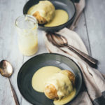 Süße Dampfnudeln mit frischer Vanillesauce sind ein echtes Highlight unter den süßen Hauptgerichten. Für mich sind sie Kindheitserinnerung und Soulfood pur. Die süßen Hefeklöße werden in Milch und Zucker gedämpft und karamellisiert und anschließend mit einer sahnigen Vanillesauce serviert. So simpel und so gut. Hier gibt es das unkomplizierte Rezept zum Nachkochen! | moeyskitchen.com