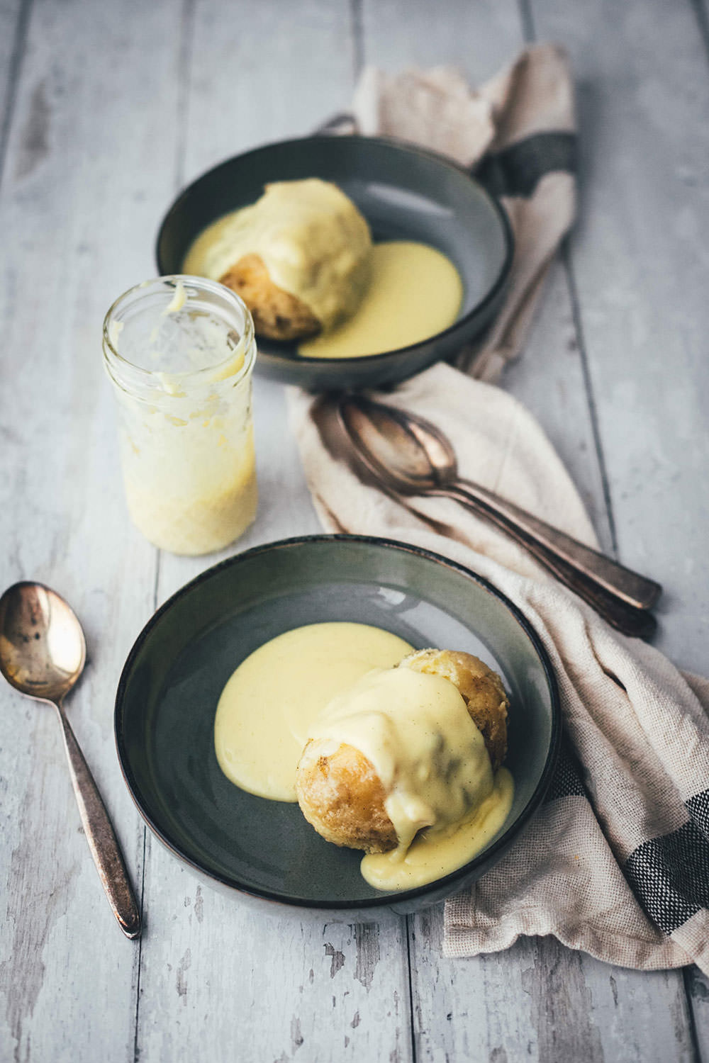 Süße Dampfnudeln mit frischer Vanillesauce sind ein echtes Highlight unter den süßen Hauptgerichten. Für mich sind sie Kindheitserinnerung und Soulfood pur. Die süßen Hefeklöße werden in Milch und Zucker gedämpft und karamellisiert und anschließend mit einer sahnigen Vanillesauce serviert. So simpel und so gut. Hier gibt es das unkomplizierte Rezept zum Nachkochen! | moeyskitchen.com