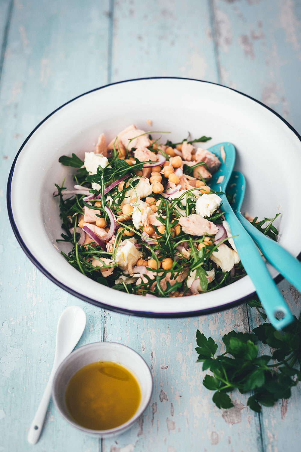 Der perfekte Lunch im Homeoffice: schneller Kichererbsen-Thunfisch-Salat mit Mozzarella, Rucola, Ei und noch ein paar weiteren tollen Zutaten! Gerade im Homeoffice oder beim Homeschooling muss es zum Mittagessen am Schreibtisch schnell gehen. Und darf nicht zu schwer sein, damit man nicht dieses typische Mittagstief bekommt und ins Fresskoma fällt. Der Salat ist dank vielen Proteinen super sättigend und doch eher low carb, da er keine stärkehaltigen Sättigungsbeilagen enthält. Und er ist super vielseitig und wandelbar. | moeyskitchen.com