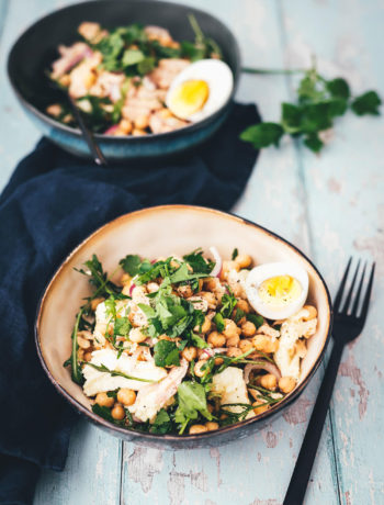 Der perfekte Lunch im Homeoffice: schneller Kichererbsen-Thunfisch-Salat mit Mozzarella, Rucola, Ei und noch ein paar weiteren tollen Zutaten! Gerade im Homeoffice oder beim Homeschooling muss es zum Mittagessen am Schreibtisch schnell gehen. Und darf nicht zu schwer sein, damit man nicht dieses typische Mittagstief bekommt und ins Fresskoma fällt. Der Salat ist dank vielen Proteinen super sättigend und doch eher low carb, da er keine stärkehaltigen Sättigungsbeilagen enthält. Und er ist super vielseitig und wandelbar. | moeyskitchen.com