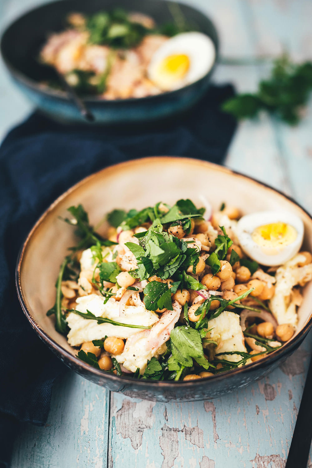 Der perfekte Lunch im Homeoffice: schneller Kichererbsen-Thunfisch-Salat mit Mozzarella, Rucola, Ei und noch ein paar weiteren tollen Zutaten! Gerade im Homeoffice oder beim Homeschooling muss es zum Mittagessen am Schreibtisch schnell gehen. Und darf nicht zu schwer sein, damit man nicht dieses typische Mittagstief bekommt und ins Fresskoma fällt. Der Salat ist dank vielen Proteinen super sättigend und doch eher low carb, da er keine stärkehaltigen Sättigungsbeilagen enthält. Und er ist super vielseitig und wandelbar. | moeyskitchen.com