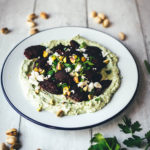 Smashed Beets - oder auch Crushed Beets - werden zubereitet wie Smashed Potatoes: erst weich gekocht, dann zerdrückt und im Ofen geröstet. Ich serviere sie hier mit einer würzigen Feta-Pistazien-Creme mit Joghurt und Petersilie. Perfekt als vegetarische Vorspeise, als Mezze oder Beilage. Oder mit vorgegarter Beete als leckerer und schneller Lunch im Homeoffice. | moeyskitchen.com