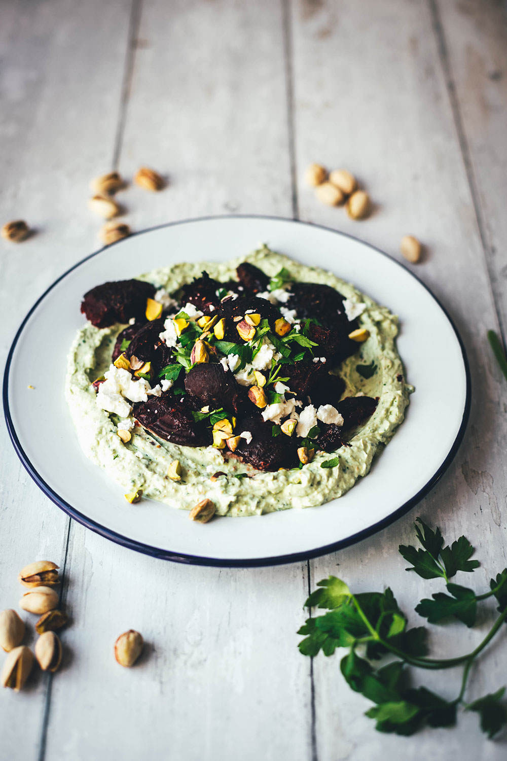 Smashed Beets - oder auch Crushed Beets - werden zubereitet wie Smashed Potatoes: erst weich gekocht, dann zerdrückt und im Ofen geröstet. Ich serviere sie hier mit einer würzigen Feta-Pistazien-Creme mit Joghurt und Petersilie. Perfekt als vegetarische Vorspeise, als Mezze oder Beilage. Oder mit vorgegarter Beete als leckerer und schneller Lunch im Homeoffice. | moeyskitchen.com