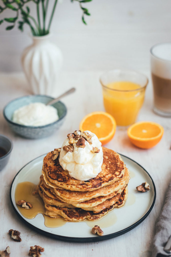 Rezept für saftige Carrot Cake Pancakes | Klassischer Möhrenkuchen verpackt in fluffig-weiche Buttermilch-Pancakes mit Frischkäse-Topping und knackigen Walnüssen | moeyskitchen.com