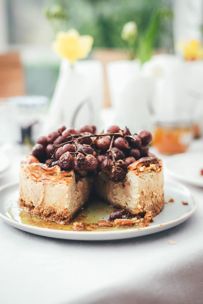 Rezept für herzhaften Käsekuchen mit gerösteten Trauben | 5-Käse-Cheesecake | moeyskitchen.com