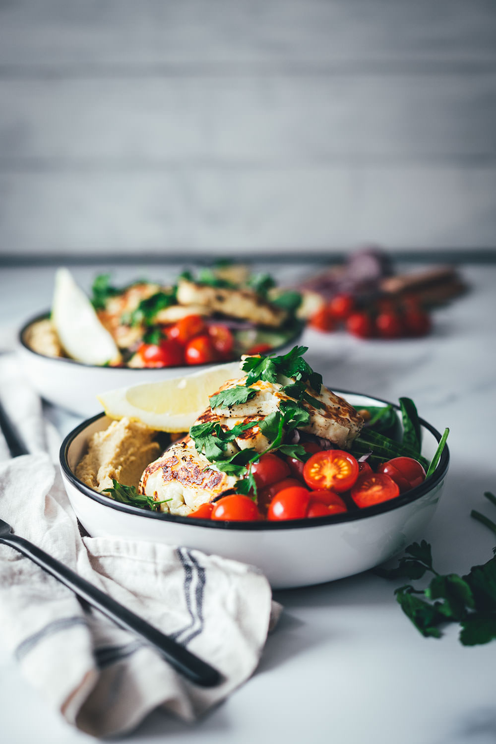 Schnelle Bowls sind der perfekte Lunch im Homeoffice oder ein leichtes Abendessen für die Feierabendküche. So wie meine leckere Hummus Bowl mit selbst gemachtem Hummus, gebratenem Halloumi und knusprigen Kichererbsen zu viel frischem Gemüse. Einfach gemacht, so lecker und ganz fix auf dem Tisch! | moeyskitchen.com