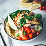 Schnelle Bowls sind der perfekte Lunch im Homeoffice oder ein leichtes Abendessen für die Feierabendküche. So wie meine leckere Hummus Bowl mit selbst gemachtem Hummus, gebratenem Halloumi und knusprigen Kichererbsen zu viel frischem Gemüse. Einfach gemacht, so lecker und ganz fix auf dem Tisch! | moeyskitchen.com