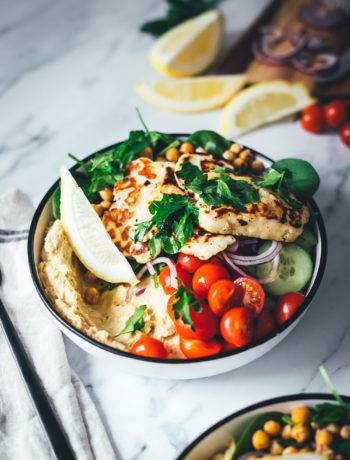 Schnelle Bowls sind der perfekte Lunch im Homeoffice oder ein leichtes Abendessen für die Feierabendküche. So wie meine leckere Hummus Bowl mit selbst gemachtem Hummus, gebratenem Halloumi und knusprigen Kichererbsen zu viel frischem Gemüse. Einfach gemacht, so lecker und ganz fix auf dem Tisch! | moeyskitchen.com