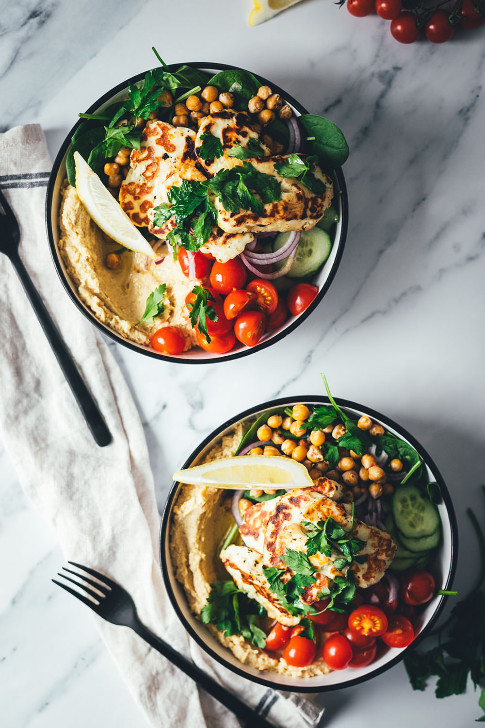 Schnelle Bowls sind der perfekte Lunch im Homeoffice oder ein leichtes Abendessen für die Feierabendküche. So wie meine leckere Hummus Bowl mit selbst gemachtem Hummus, gebratenem Halloumi und knusprigen Kichererbsen zu viel frischem Gemüse. Einfach gemacht, so lecker und ganz fix auf dem Tisch! | moeyskitchen.com