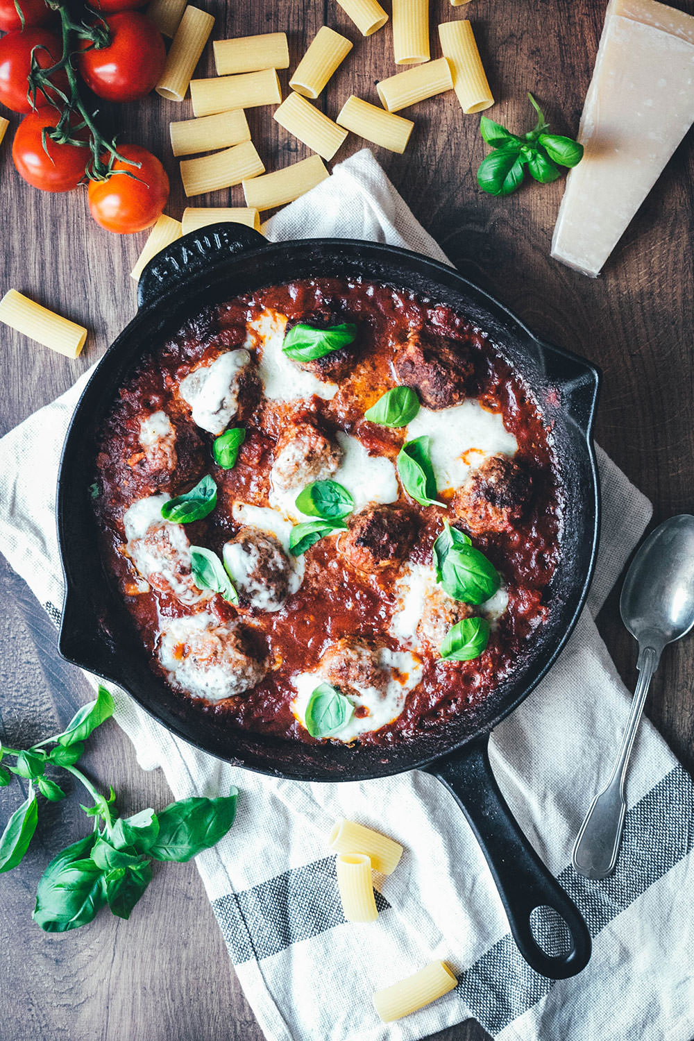 Rezept für den amerikanisch-italienischen Klassiker Baked Meatballs. Das sind saftige gratinierte Hackbällchen in Tomatensauce, die mit Mozzarella überbacken werden. Hier kennt man sie auch als "Hackbällchen Toskana". Sie schmecken fantastisch zu Pasta wie Spaghetti, Rigatoni oder auch einfach mit frischem, knusprigem Brot. | moeyskitchen.com