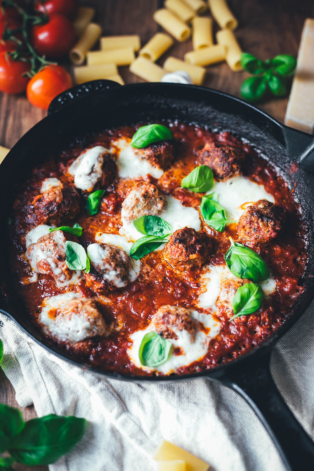 Rezept für den amerikanisch-italienischen Klassiker Baked Meatballs. Das sind saftige gratinierte Hackbällchen in Tomatensauce, die mit Mozzarella überbacken werden. Hier kennt man sie auch als "Hackbällchen Toskana". Sie schmecken fantastisch zu Pasta wie Spaghetti, Rigatoni oder auch einfach mit frischem, knusprigem Brot. | moeyskitchen.com