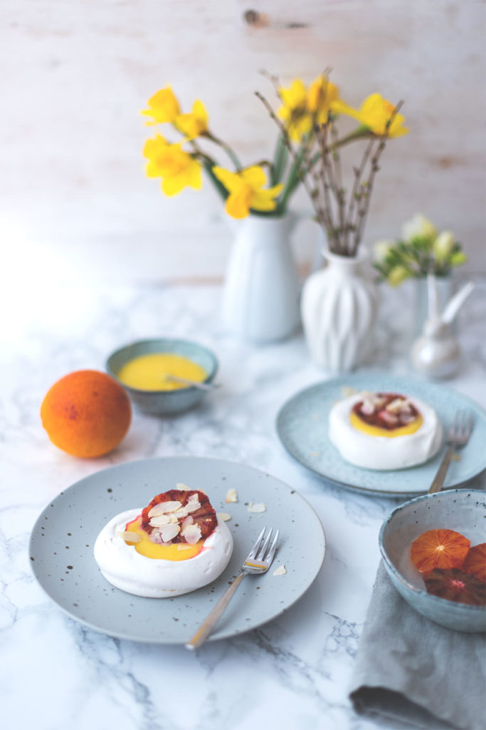 Rezept für Mini-Pavlovas mit Lemon Curd und Blutorangen | Foodblogger-Osterbrunch | moeyskitchen.com