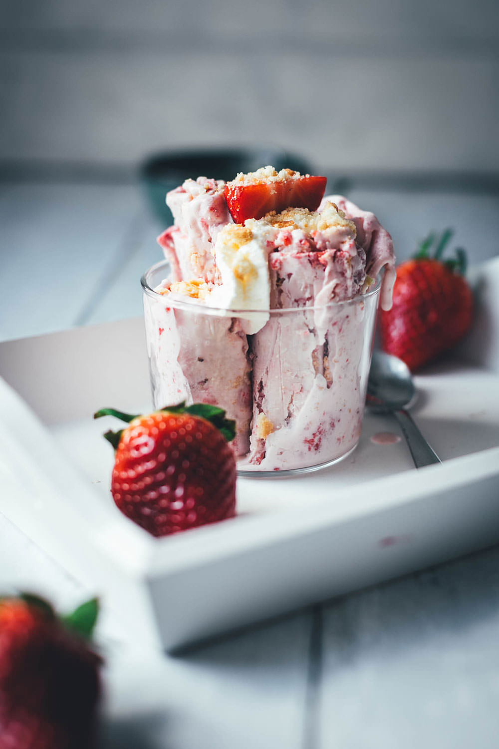 Leckere Ice Cream Rolls könnt ihr jetzt dank Roll-Eismaschine für zu Hause ganz einfach selber machen! Ich verrate euch meine drei liebsten Rezepte für das köstliche Rolleis in den Sorten Cookies & Cream Ice Cream Rolls, Strawberry Cheesecake Ice Cream Rolls und Frozen Yogurt Ice Cream Roll – Eisrollen sind DER Trend für den Sommer, blitzschnell zubereitet und so lecker! | moeyskitchen.com