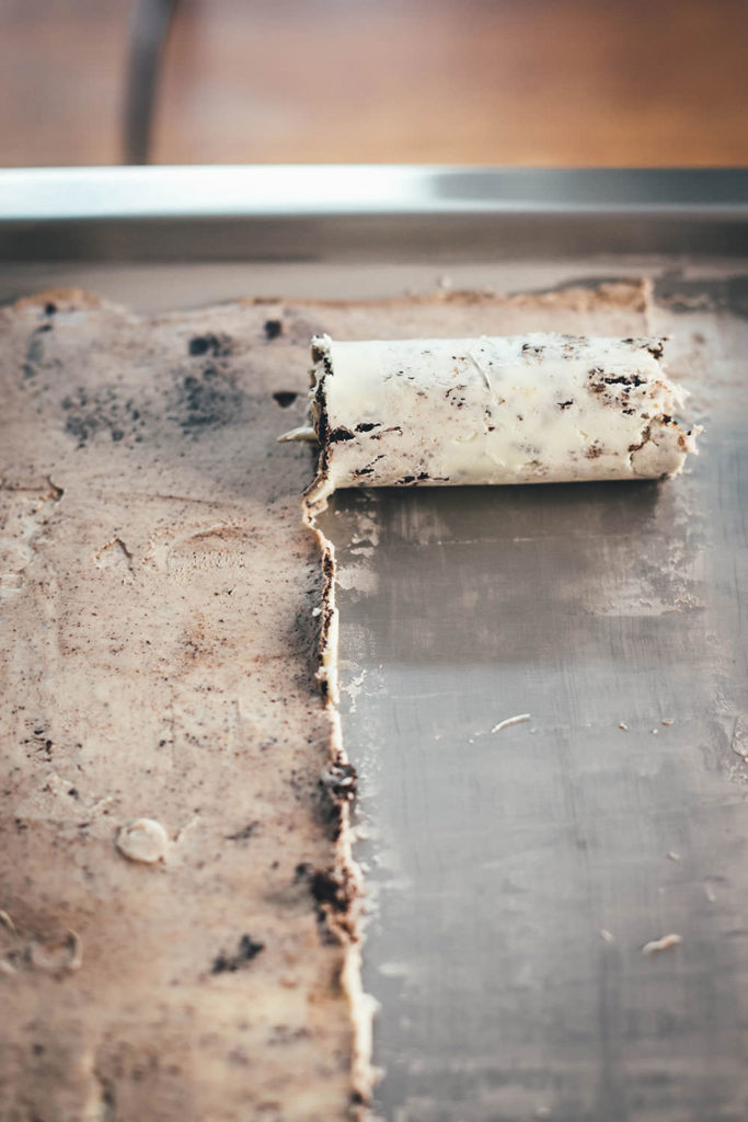 Leckere Ice Cream Rolls könnt ihr jetzt dank Roll-Eismaschine für zu Hause ganz einfach selber machen! Ich verrate euch meine drei liebsten Rezepte für das köstliche Rolleis in den Sorten Cookies & Cream Ice Cream Rolls, Strawberry Cheesecake Ice Cream Rolls und Frozen Yogurt Ice Cream Roll – Eisrollen sind DER Trend für den Sommer, blitzschnell zubereitet und so lecker! | moeyskitchen.com