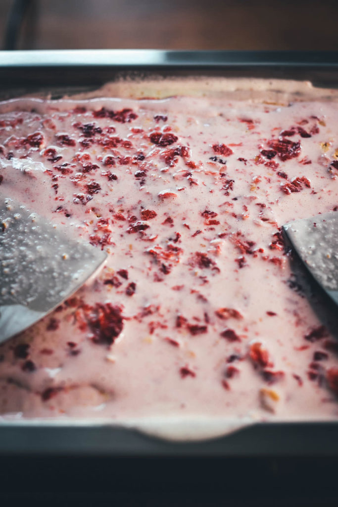 Leckere Ice Cream Rolls könnt ihr jetzt dank Roll-Eismaschine für zu Hause ganz einfach selber machen! Ich verrate euch meine drei liebsten Rezepte für das köstliche Rolleis in den Sorten Cookies & Cream Ice Cream Rolls, Strawberry Cheesecake Ice Cream Rolls und Frozen Yogurt Ice Cream Roll – Eisrollen sind DER Trend für den Sommer, blitzschnell zubereitet und so lecker! | moeyskitchen.com