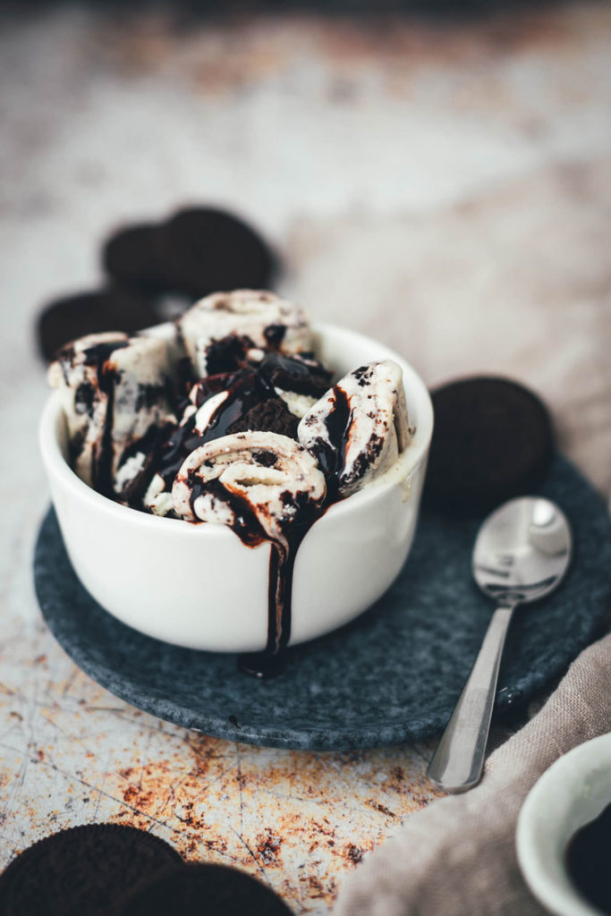 Leckere Ice Cream Rolls könnt ihr jetzt dank Roll-Eismaschine für zu Hause ganz einfach selber machen! Ich verrate euch meine drei liebsten Rezepte für das köstliche Rolleis in den Sorten Cookies & Cream Ice Cream Rolls, Strawberry Cheesecake Ice Cream Rolls und Frozen Yogurt Ice Cream Roll – Eisrollen sind DER Trend für den Sommer, blitzschnell zubereitet und so lecker! | moeyskitchen.com