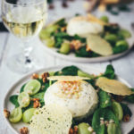 Rezept für herzhafte Käse Kräuter Panna Cotta und Käse-Chips mit Stilfser g.U. Käse. Eine leckere Alternative zum typisch italienischen Dessert und inspiriert von der Südtiroler Alpenküche eine leckere Vorspeise. Serviert auf einem Spinatsalat mit Trauben und Walnusskernen | moeyskitchen.com