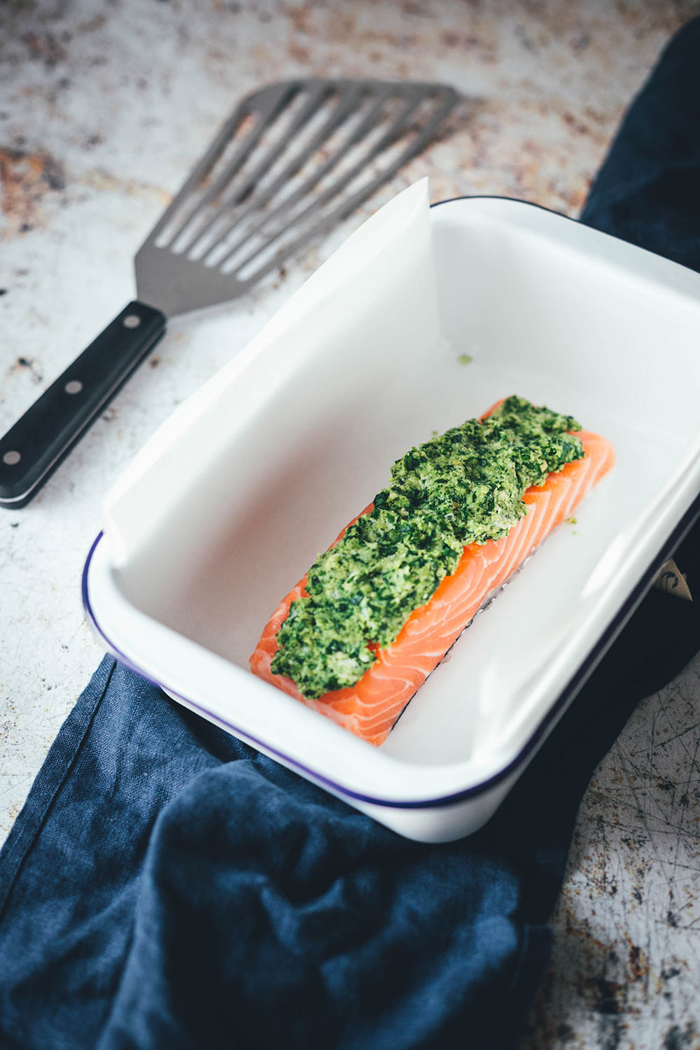 Leichtes Rezept für Lachs mit Bärlauchkruste! Ein wunderbares Frühlings-Gericht mit Bio-Lachs aus dem Ofen, frischem Bärlauch, grünem Spargel, Radieschen, Zuckerschoten und Ziegenkäse. Schnell gemacht, lecker und so leicht, dass es prima als Mittagessen passt oder für die schnelle Feierabendküche geeignet ist. | moeyskitchen.com