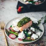 Leichtes Rezept für Lachs mit Bärlauchkruste! Ein wunderbares Frühlings-Gericht mit Bio-Lachs aus dem Ofen, frischem Bärlauch, grünem Spargel, Radieschen, Zuckerschoten und Ziegenkäse. Schnell gemacht, lecker und so leicht, dass es prima als Mittagessen passt oder für die schnelle Feierabendküche geeignet ist. | moeyskitchen.com