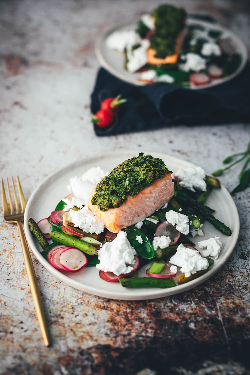 Leichtes Rezept für Lachs mit Bärlauchkruste! Ein wunderbares Frühlings-Gericht mit Bio-Lachs aus dem Ofen, frischem Bärlauch, grünem Spargel, Radieschen, Zuckerschoten und Ziegenkäse. Schnell gemacht, lecker und so leicht, dass es prima als Mittagessen passt oder für die schnelle Feierabendküche geeignet ist. | moeyskitchen.com