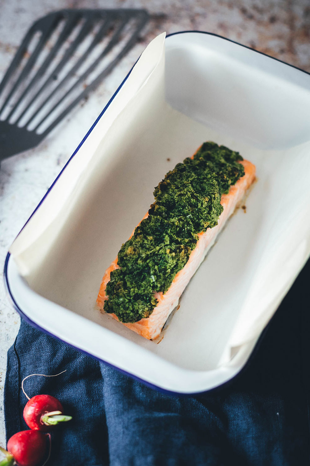 Leichtes Rezept für Lachs mit Bärlauchkruste! Ein wunderbares Frühlings-Gericht mit Bio-Lachs aus dem Ofen, frischem Bärlauch, grünem Spargel, Radieschen, Zuckerschoten und Ziegenkäse. Schnell gemacht, lecker und so leicht, dass es prima als Mittagessen passt oder für die schnelle Feierabendküche geeignet ist. | moeyskitchen.com