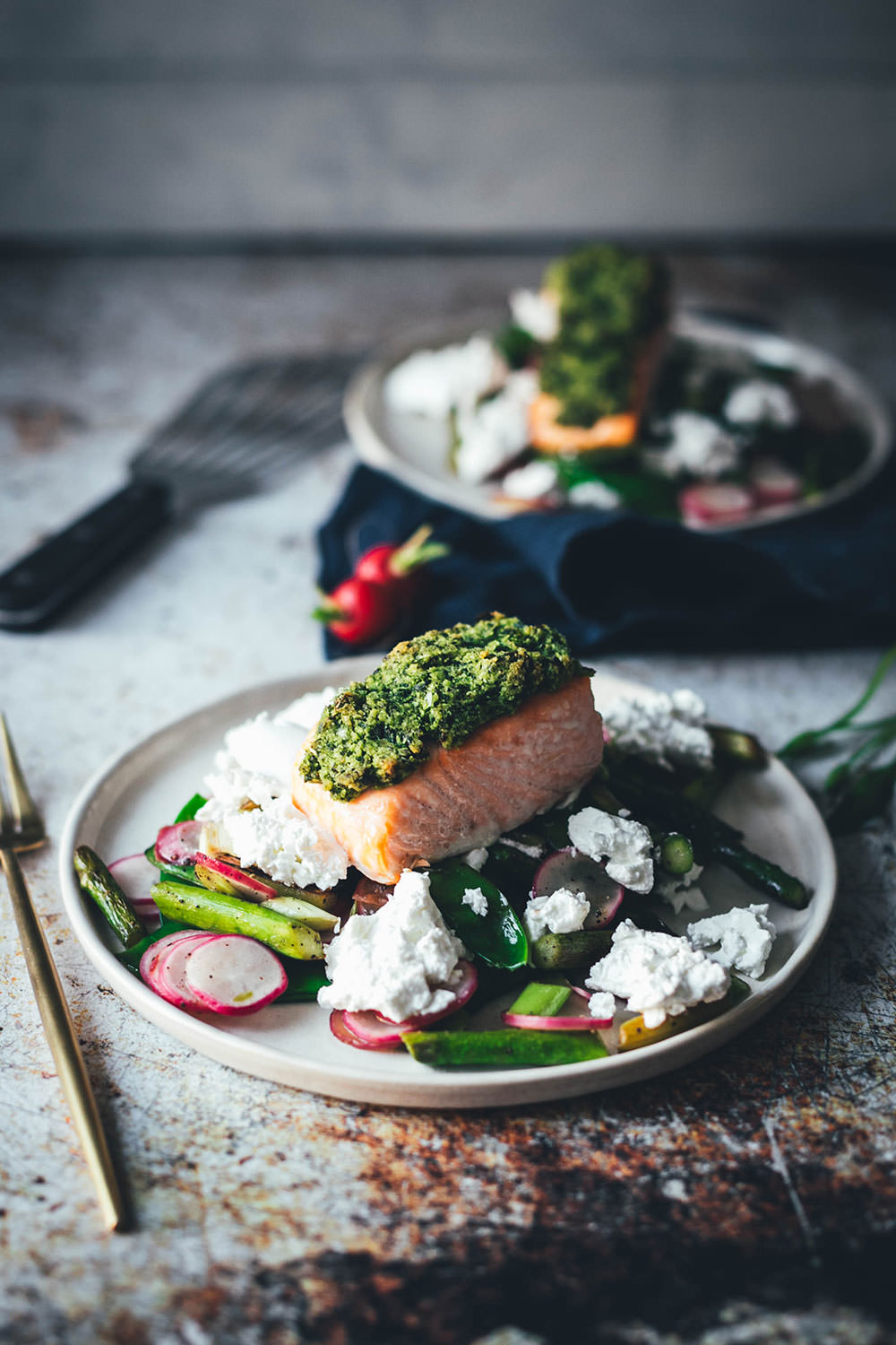Leichtes Rezept für Lachs mit Bärlauchkruste! Ein wunderbares Frühlings-Gericht mit Bio-Lachs aus dem Ofen, frischem Bärlauch, grünem Spargel, Radieschen, Zuckerschoten und Ziegenkäse. Schnell gemacht, lecker und so leicht, dass es prima als Mittagessen passt oder für die schnelle Feierabendküche geeignet ist. | moeyskitchen.com