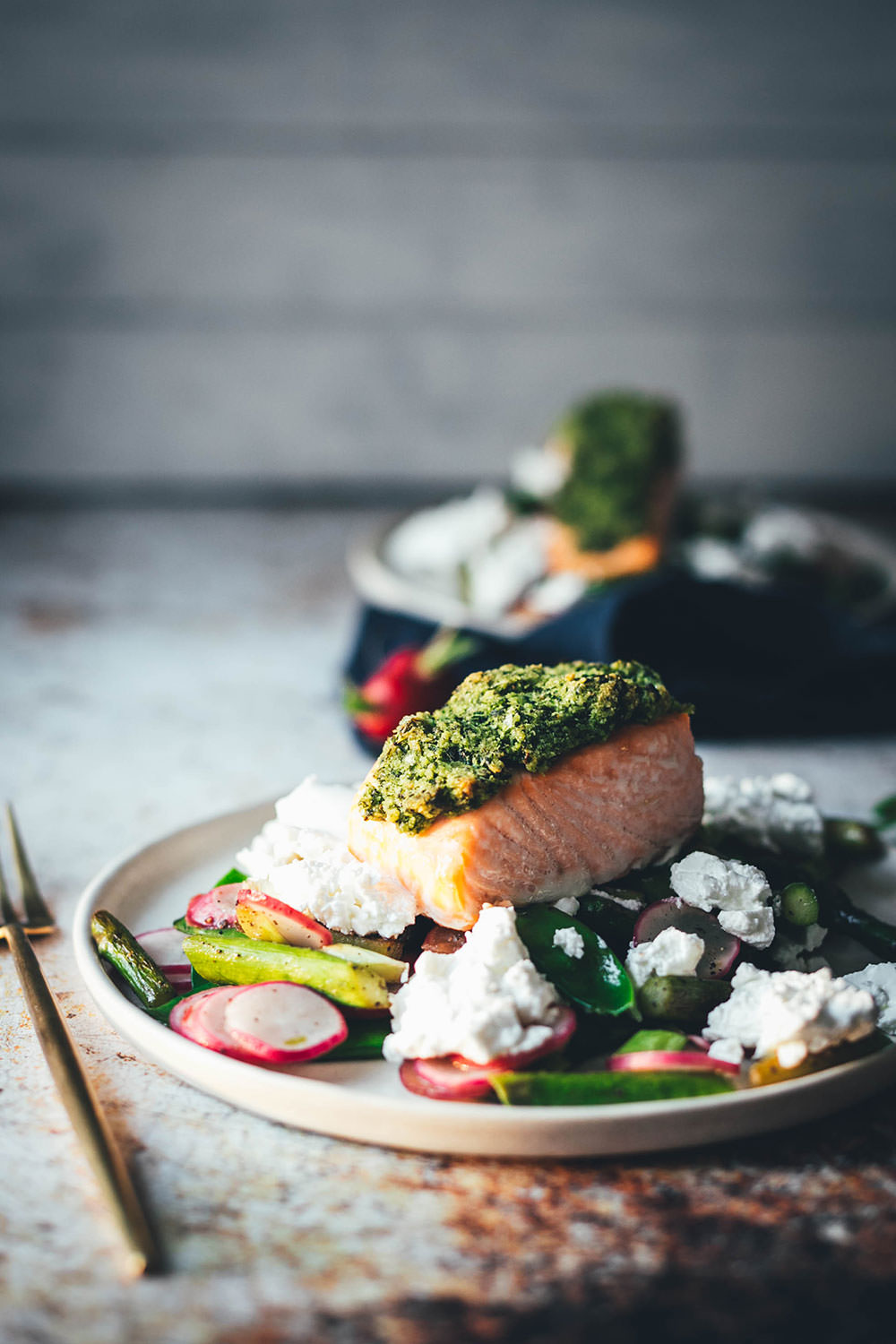 Leichtes Rezept für Lachs mit Bärlauchkruste! Ein wunderbares Frühlings-Gericht mit Bio-Lachs aus dem Ofen, frischem Bärlauch, grünem Spargel, Radieschen, Zuckerschoten und Ziegenkäse. Schnell gemacht, lecker und so leicht, dass es prima als Mittagessen passt oder für die schnelle Feierabendküche geeignet ist. | moeyskitchen.com