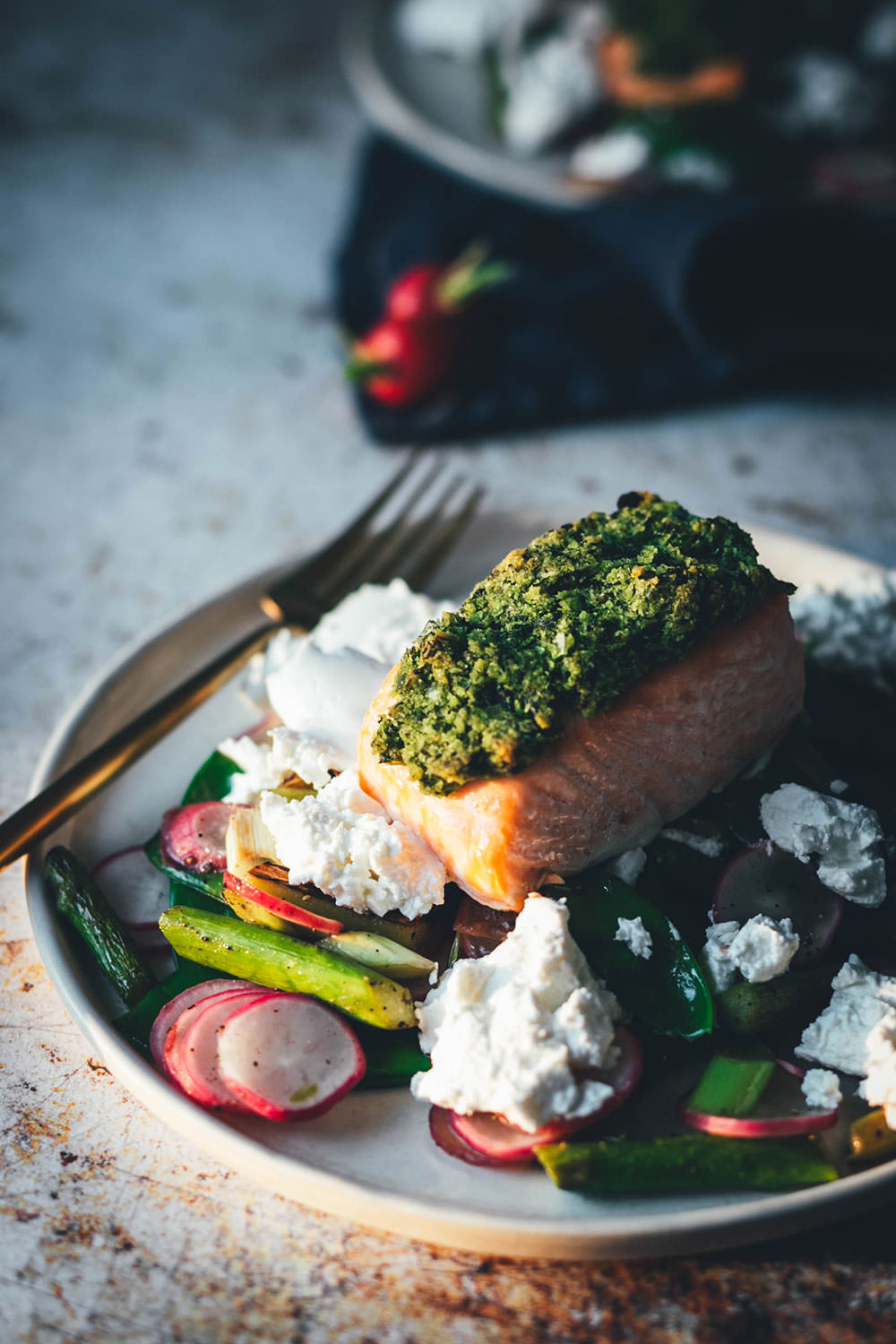 Leichtes Rezept für Lachs mit Bärlauchkruste! Ein wunderbares Frühlings-Gericht mit Bio-Lachs aus dem Ofen, frischem Bärlauch, grünem Spargel, Radieschen, Zuckerschoten und Ziegenkäse. Schnell gemacht, lecker und so leicht, dass es prima als Mittagessen passt oder für die schnelle Feierabendküche geeignet ist. | moeyskitchen.com