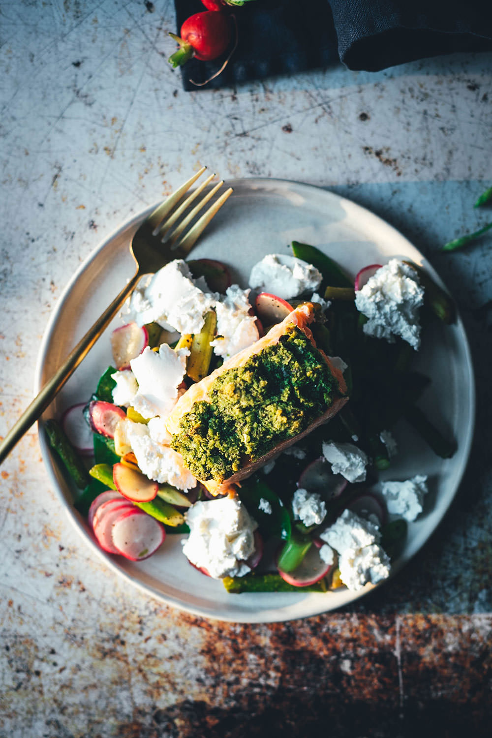 Leichtes Rezept für Lachs mit Bärlauchkruste! Ein wunderbares Frühlings-Gericht mit Bio-Lachs aus dem Ofen, frischem Bärlauch, grünem Spargel, Radieschen, Zuckerschoten und Ziegenkäse. Schnell gemacht, lecker und so leicht, dass es prima als Mittagessen passt oder für die schnelle Feierabendküche geeignet ist. | moeyskitchen.com